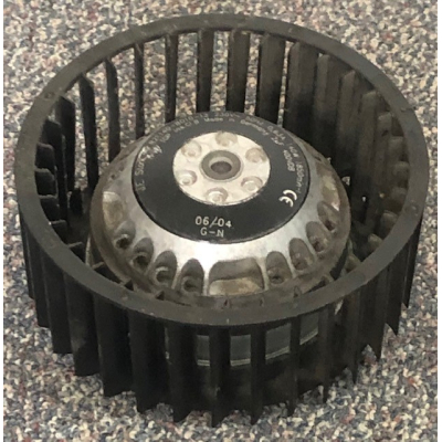 Goede gebruikte fan van EBM Papst R2E140 ventilator. Goede gebruikte fan van EBM Papst R2E140 ventilator.